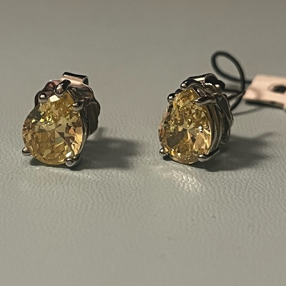 Elegant Silver Earrings with Yellow Gemstones - Picture 2 of 12